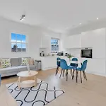 Modern Cosy 2 Bed Apartment, Smart Tv & Netflix With Private Balcony And City View