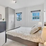 Modern Cosy 2 Bed Apartment, Smart Tv & Netflix With Private Balcony And City View