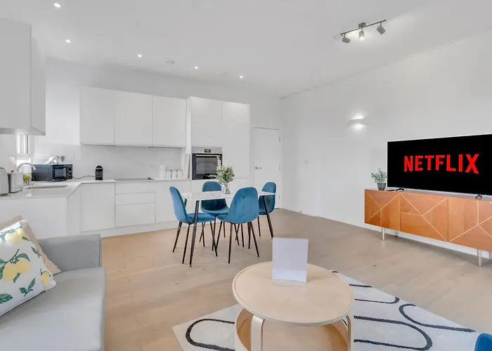 Modern Cosy 2 Bed Apartment, Smart Tv & Netflix With Private Balcony And City View