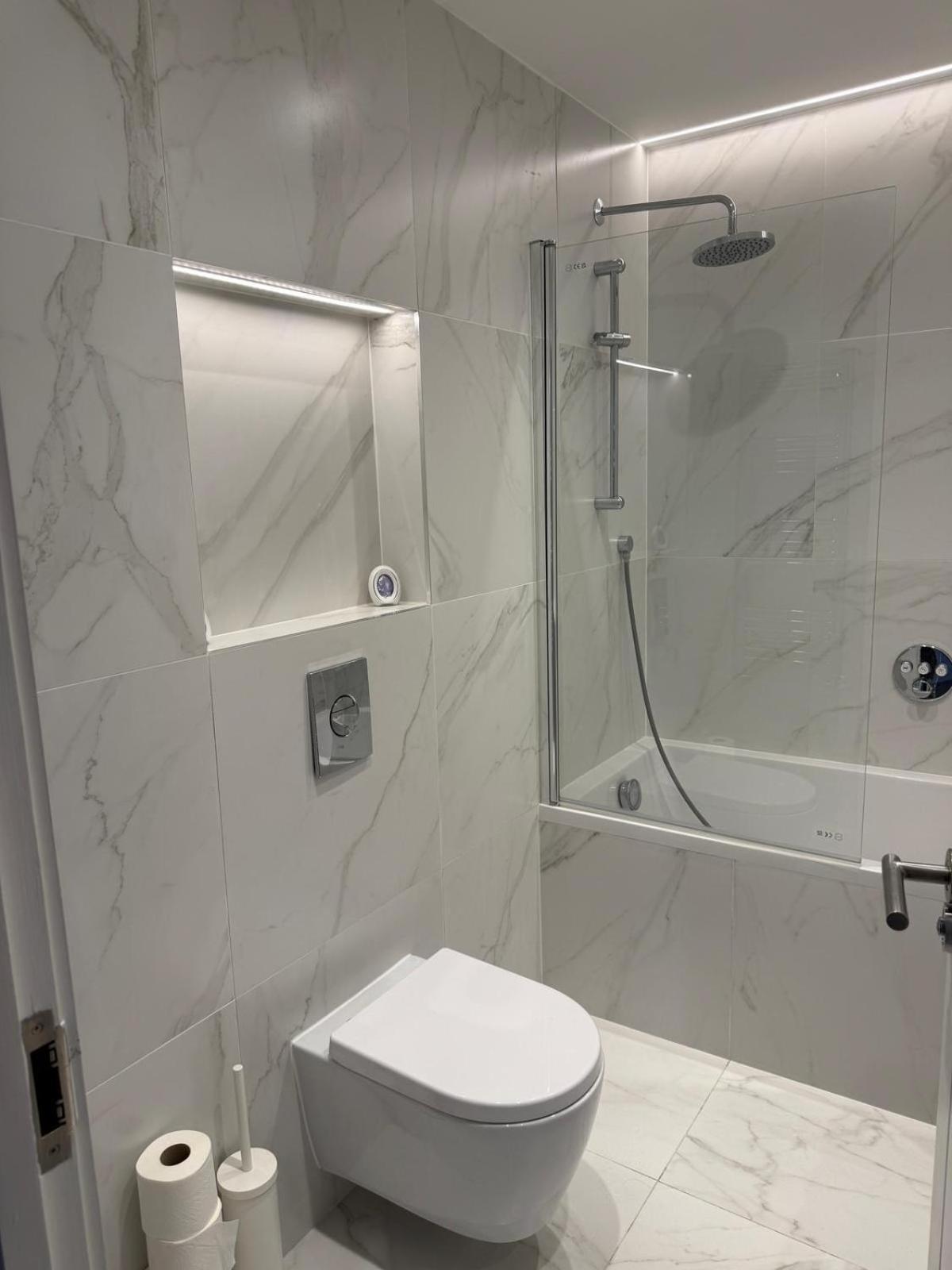 Modern Cosy 2 Bed Apartment, Smart Tv & Netflix With Private Balcony And View * Londra