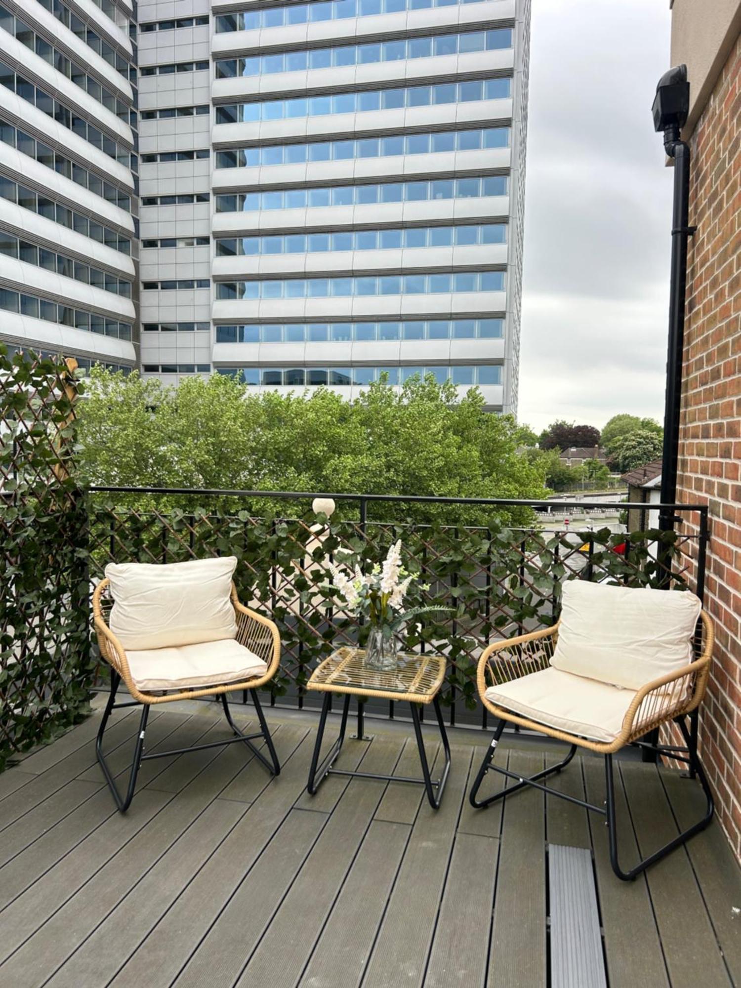 Modern Cosy 2 Bed Apartment, Smart Tv & Netflix With Private Balcony And View