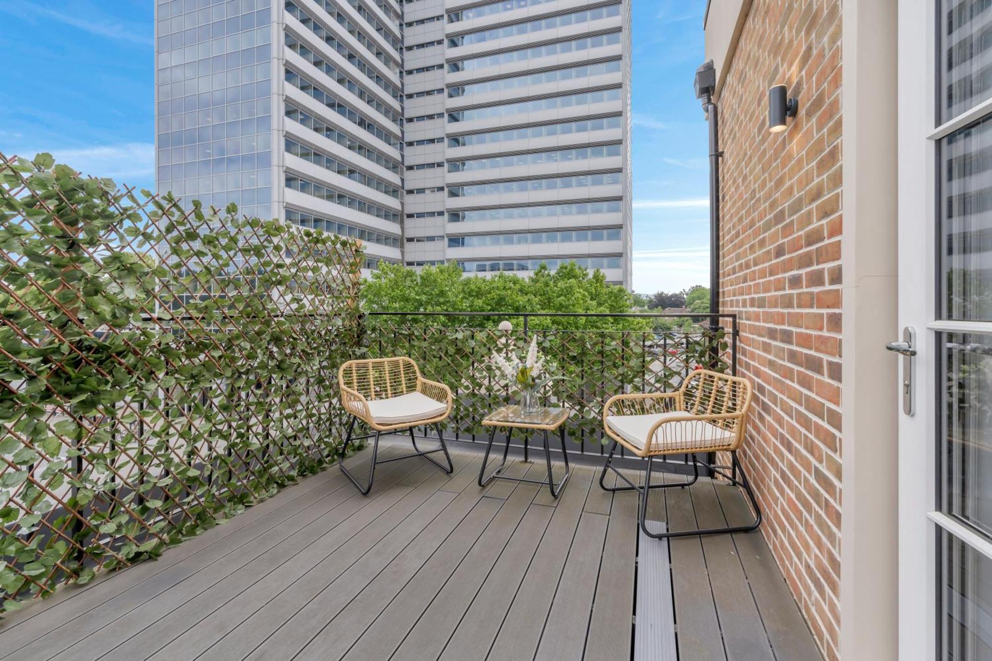 Modern Cosy 2 Bed Apartment, Smart Tv & Netflix With Private Balcony And View Appartamento *