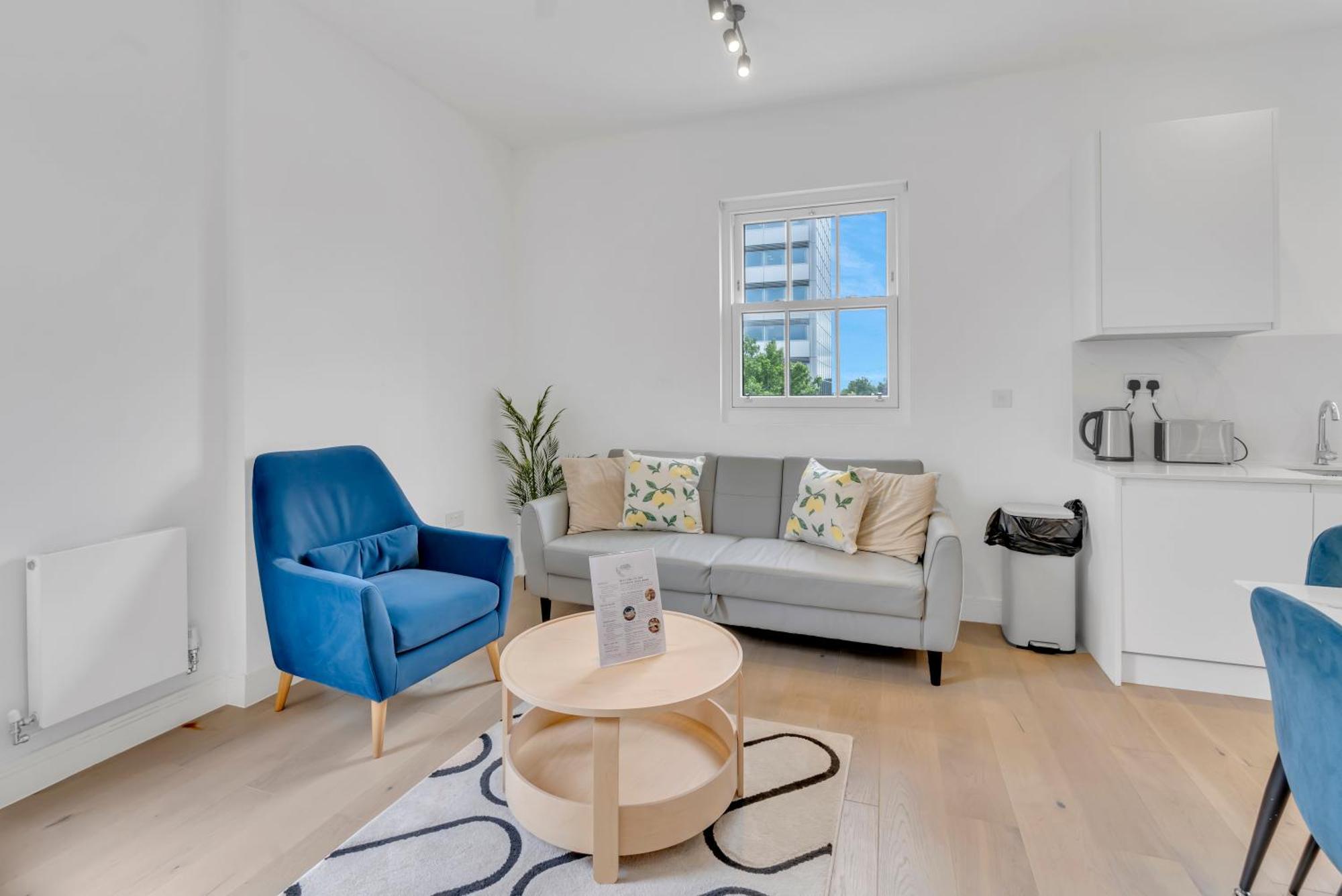 Modern Cosy 2 Bed Apartment, Smart Tv & Netflix With Private Balcony And View * Londra
