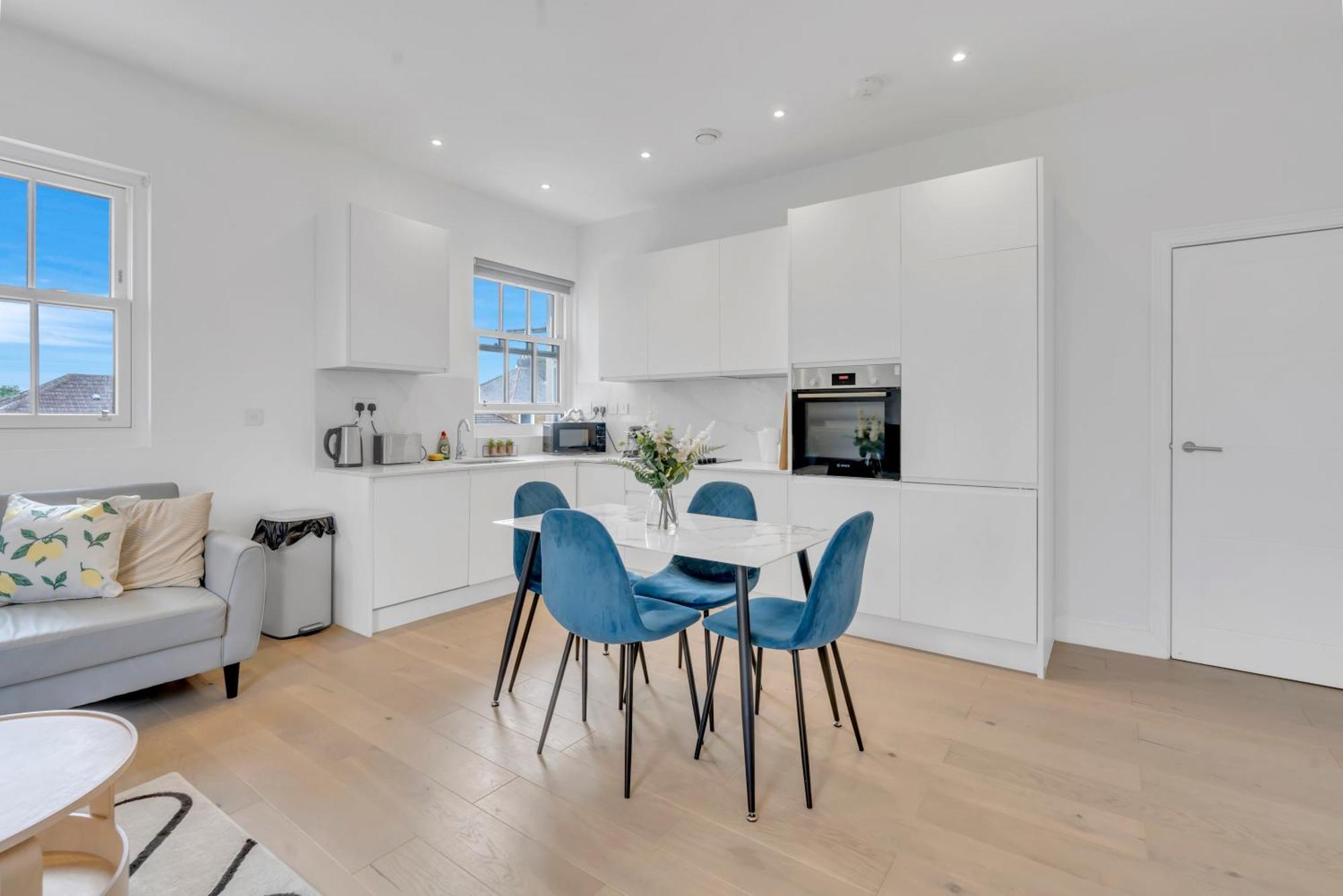 Modern Cosy 2 Bed Apartment, Smart Tv & Netflix With Private Balcony And View London